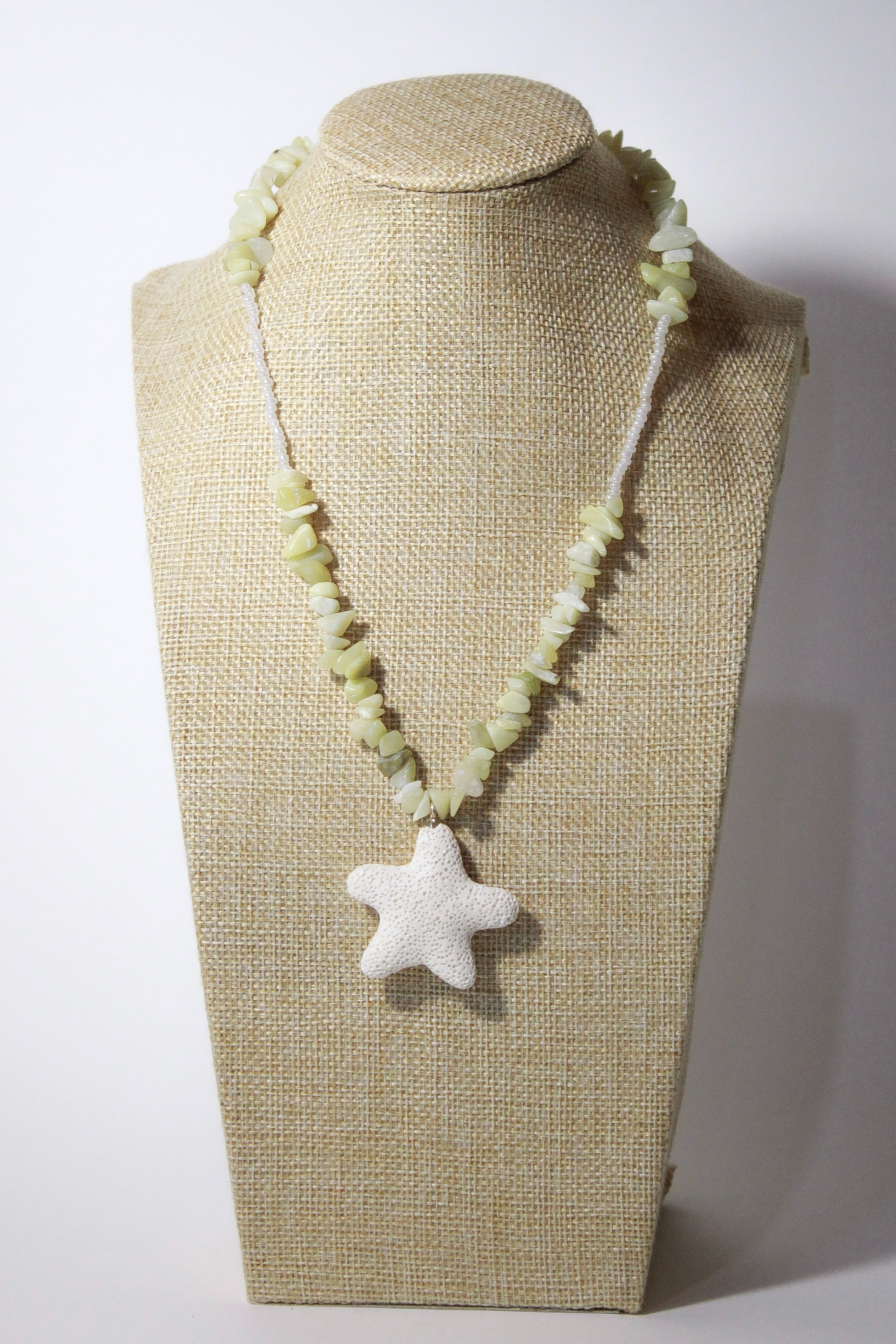 MOYMO_Collar Coral Blanco