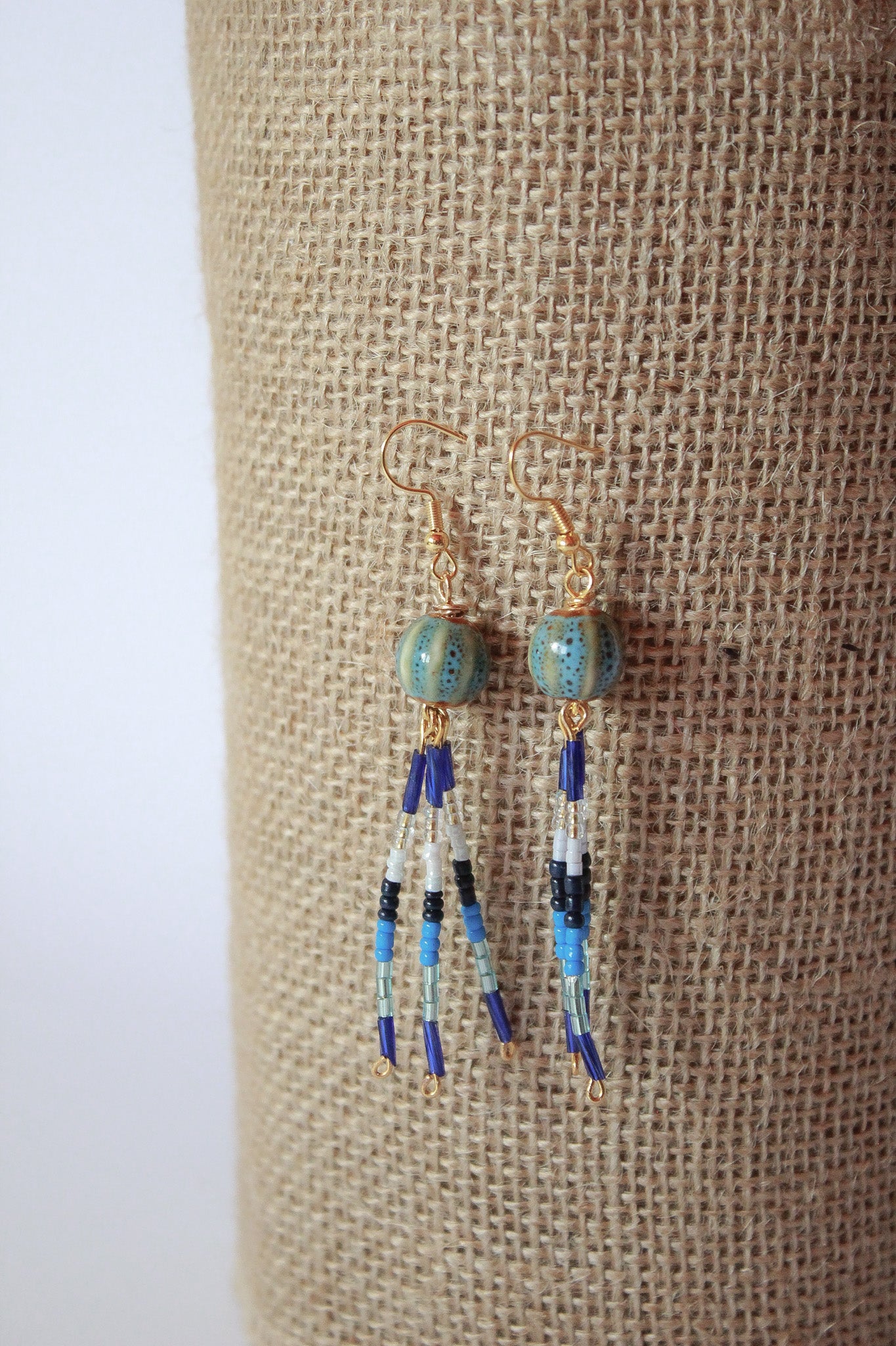 MOYMO_Pendiente Clavel Azul